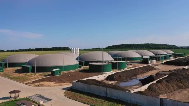 现代沼气生产厂 能源生产用的圆形储气罐 背景是绿地 森林和蓝天 — 图库视频影像