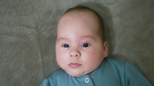 Bebelușul Uită Intens Cameră Copil Drăguț Fundal Gri Închidere — Videoclip de stoc