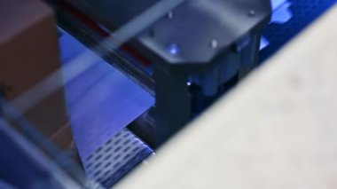 Fabrikada bebek bezi üretmenin teknolojik süreci. Bebek bezi üretimi için malzeme. Kapatın. Bulanık arkaplan.