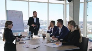 İş ekibi iş projesini tartışıyor. Geniş bir ofiste ofis çalışanları için brifing..