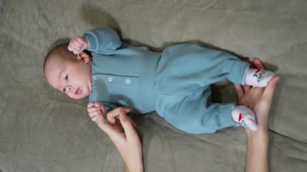 Bébé Couché Sur Couverture Chaude Les Mains Mère Tenant Les — Video