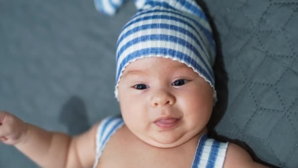 Niedliches Kleinkind Mit Entzückendem Blauen Hut Junge Mit Dicken Wangen — Stockvideo