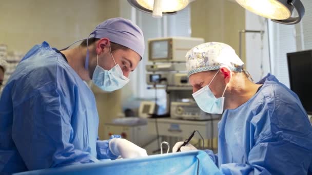 Чоловіки Хірурги Зосередилися Своїй Роботі Хірургічна Операція Проведена Професійними Лікарями — стокове відео