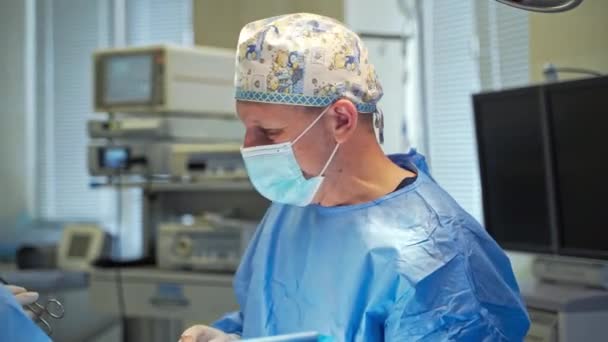 Komik Şapkalı Bir Erkek Cerrah Ameliyat Sırasında Aletleri Seçer Doktor — Stok video