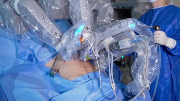 Equipo Cirugía Futurista Operando Paciente Brazo Robótico Moviéndose Lentamente Durante — Vídeos de Stock
