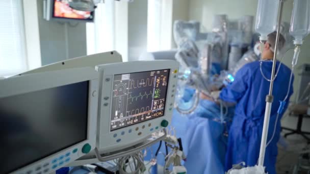 Pantalla Que Muestra Latido Del Corazón Paciente Durante Operación Cirujano — Vídeos de Stock