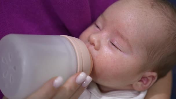 Mooie Slaperige Baby Zuigende Melk Uit Een Fles Moeder Voedt — Stockvideo
