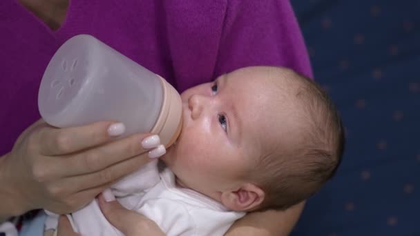Uykulu Bebek Sütünü Şişede Bitiriyor Annesinin Kollarındaki Küçük Çocuk Yemek — Stok video