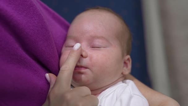 母亲轻轻地触摸着婴儿的额头 鼻子和脸颊 可爱的蹒跚学步的幼儿睡得很紧 没有醒来就醒来了 靠近点 — 图库视频影像