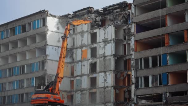 Upadek Zniszczonych Dachów Starego Domu Łapacz Koparki Zrywa Kawałki Dachu — Wideo stockowe