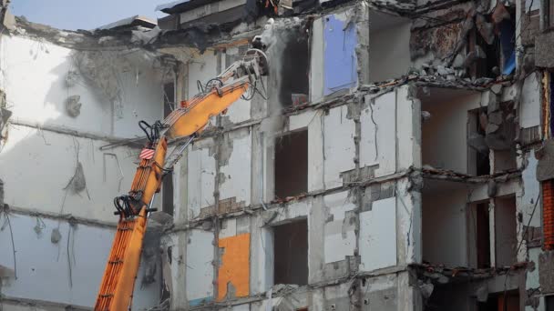 Разрушение Разрушенной Крыши Высокого Здания Экскаватор Тянется Высоко Снести Дом — стоковое видео