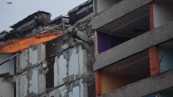 推土机的爪子抓住水泥墙以打破它 摧毁被地震毁坏的大楼 从下面看 — 图库视频影像