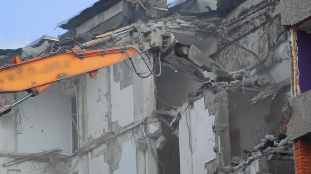 Mekanizmanın Yardımıyla Beton Duvarları Zemini Yıkmak Tozlu Yıkım Alanı Güçlü — Stok video