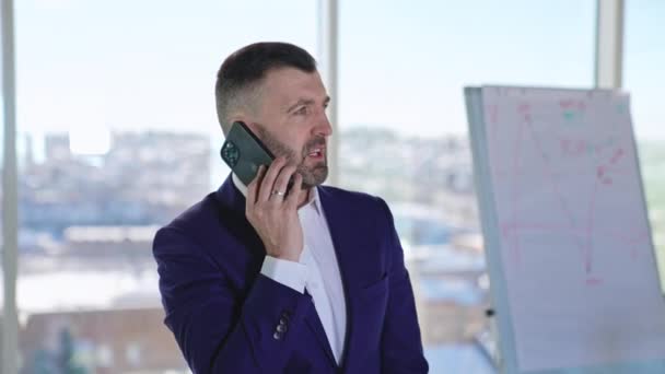 Επιτυχημένος Επιχειρηματίας Μιλώντας Στο Smartphone Κουστουμάτος Έχει Επαγγελματική Επικοινωνία Στο — Αρχείο Βίντεο