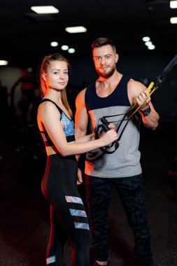Zayıf bir çifti eğitiyoruz. Spor salonunda spor yapan genç sporcu..