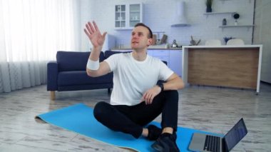 Eğitimdeki adam. Genç adam bilgisayarda online eğitimle spor yapıyor.