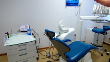 Diş hekimliği bürosu. Sandalyesi olan yeni modern dişçi kliniği.