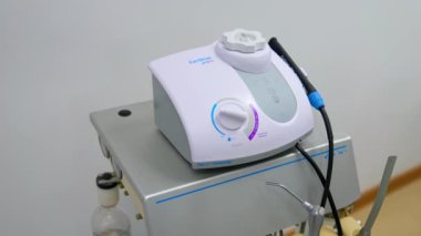 Özel tıbbi dişçi donanımı. Modern dişçilik ekipmanlarıyla dişçi kliniği içi