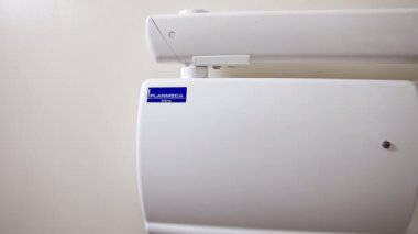 Diş kliniğinde stomatolojik alet. Diş sağlığı için tıbbi ekipman araçları