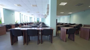 Öğrenci olmayan modern sınıf. Sandalyeli boş modern sınıf manzarası