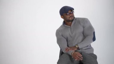 Afrikalı genç bir adamın portresi. Gömleksiz erkek Afrikalı model kaslı vücudu başka tarafa bakıyor.