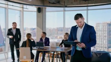 İş adamları yeni bir proje üzerinde çalışıyor. İş adamları toplantı sırasında konferans odasında tartışıyor.