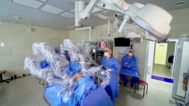 Minimum invazif robotik cerrahi. Robot kolu hastaya ameliyat yapıyor.
