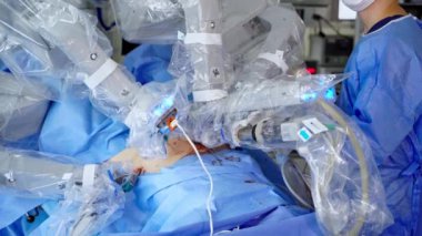 Tıbbi robot cerrahi kolu. Ameliyat odasında cerrahi müdahaleyi içeren tıbbi robot operasyonu
