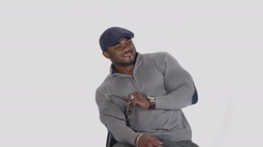 Yakışıklı, genç bir Afrikalı. Gri arka plan stüdyo resminde izole edilmiş Afrikalı bir adam