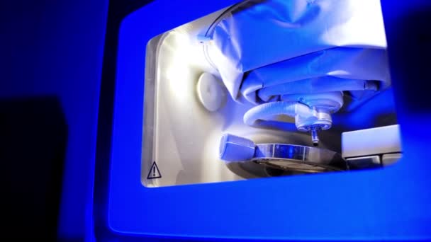形状を彫刻する加工 インプラントを製造する高度な生産性の高い自動歯科フライス盤 — ストック動画