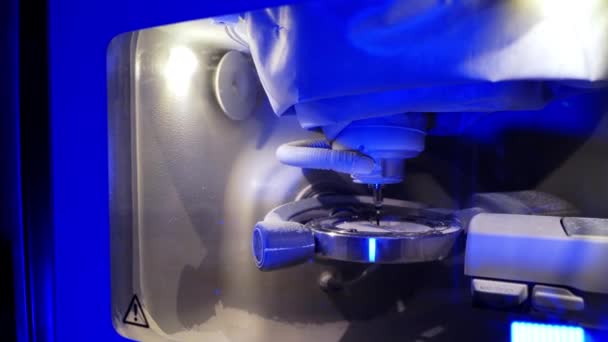 Stroje Vyrábějící Protetické Implantáty Proces Výroby Zubních Protéz Zubní Laboratoři — Stock video