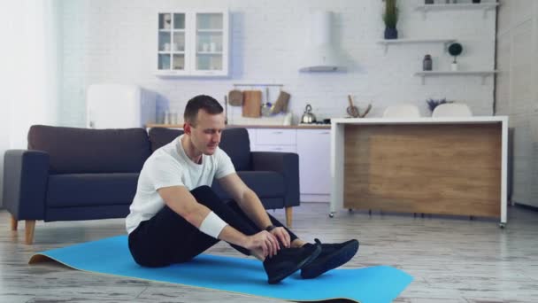 Muž Při Cvičení Doma Mladý Muž Dělá Cvičení Obývacím Pokoji — Stock video