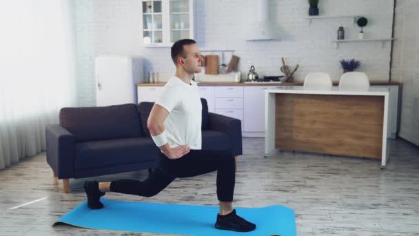 Fit Training Thuis Fit Man Die Thuis Traint Woonkamer — Stockvideo