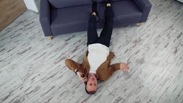 Homem Relaxante Usando Telefone Celular Jovem Feliz Falando Celular Deitado — Vídeo de Stock