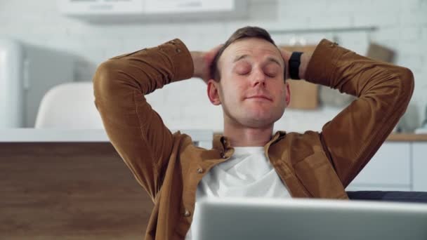 ラップトップコンピュータを使用するハンサムな男 オフィスで働くラップトップコンピュータを持つ若い男 — ストック動画