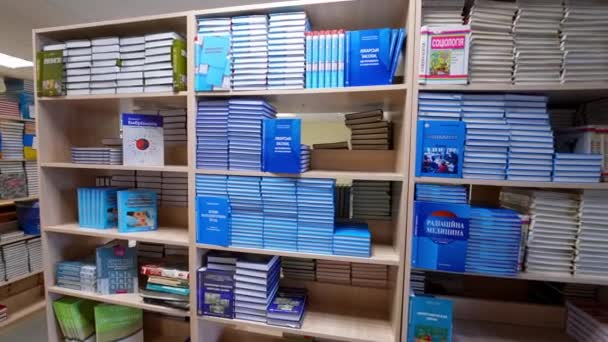 たくさんの本を持った本棚 図書館の棚の列間を表示する — ストック動画