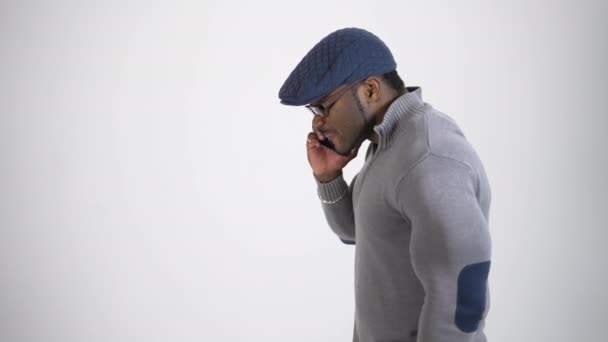 Muž Mluví Telefonu Izolovaný Pozadí Afričan Mluví Mobilním Telefonu Stojí — Stock video