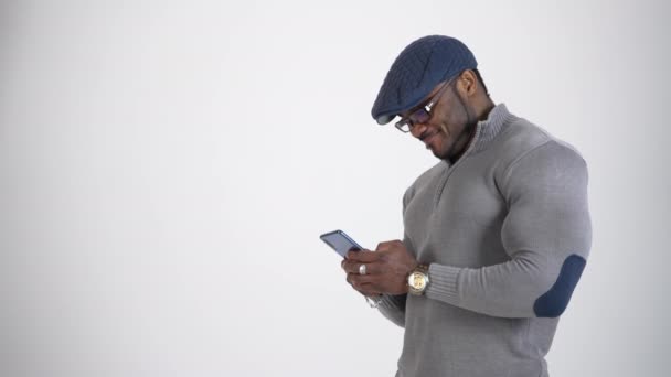 Afričan Používající Smartphone Afričan Pózuje Bez Trička Izolované Přes Šedé — Stock video