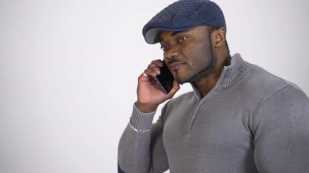 Afričan Mluví Telefonu Muž Mluví Mobilním Telefonu Zatímco Stojí Izolované — Stock video