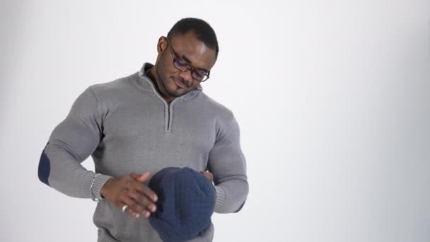 Portrét Afrického Atleta Studio Záběr Svalnatý Muž Pózující Šedém Pozadí — Stock video