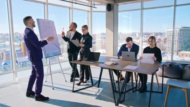 Empresários Sala Conferências Empresários Explicam Aos Colegas Novo Projeto Escritório — Vídeo de Stock