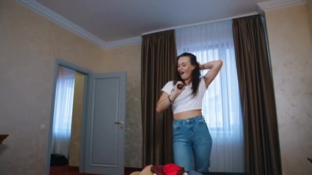 Jeune Femme Dans Appartement Moderne Femme Heureuse Dans Une Chambre — Video