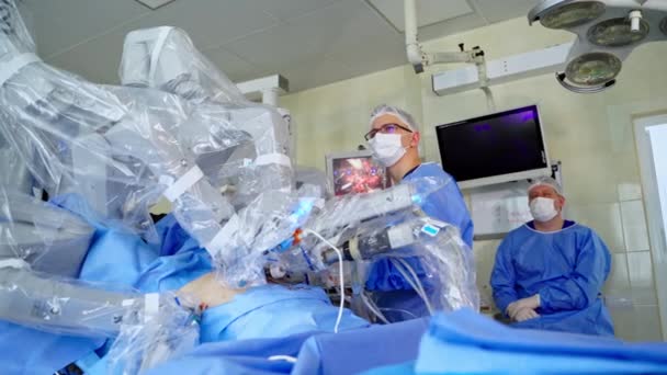 操作のためのロボット手術技術 病院でロボット手術システムを搭載した医学外科機械 — ストック動画