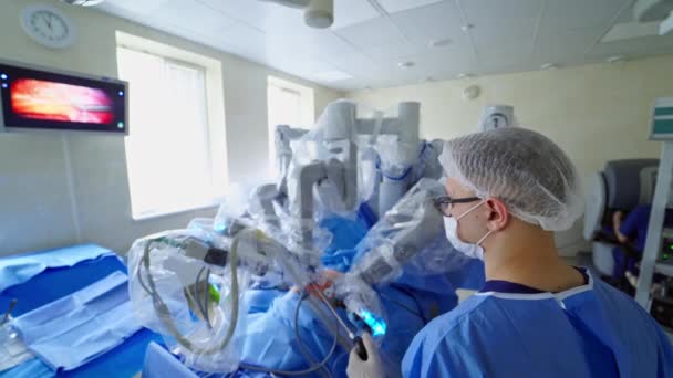 メディカルロボットダ ヴィンチ 手術テーブルに手術患者を作るロボット外科医 — ストック動画