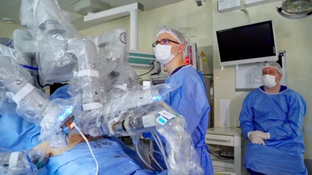 神経外科のためのロボット手術 オペレーティングルームの自動化ロボットハンドマシン — ストック動画