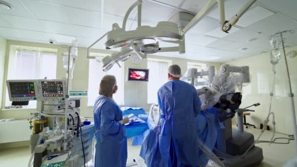 Tıbbi Robot Cerrahi Kolu Cerrahi Robot Hastaya Ameliyat Yapıyor — Stok video