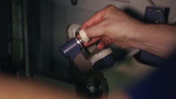 Fernbehandlung Des Patienten Arzt Führt Minimal Invasive Chirurgie Mit Robotergerät — Stockvideo