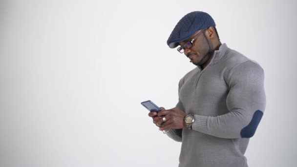 Afričtí Obchodníci Používají Telefon Hezký Muž Drží Mobilní Telefon Bílém — Stock video