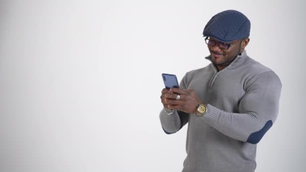 Επιχειρηματίας Που Χρησιμοποιεί Κινητό Τηλέφωνο Πορτρέτο Του Όμορφου Afro Άνδρα — Αρχείο Βίντεο