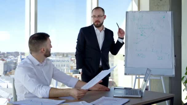 Kollegor Moderna Coworking Office Unga Affärsmän Som Arbetar Och Kommunicerar — Stockvideo